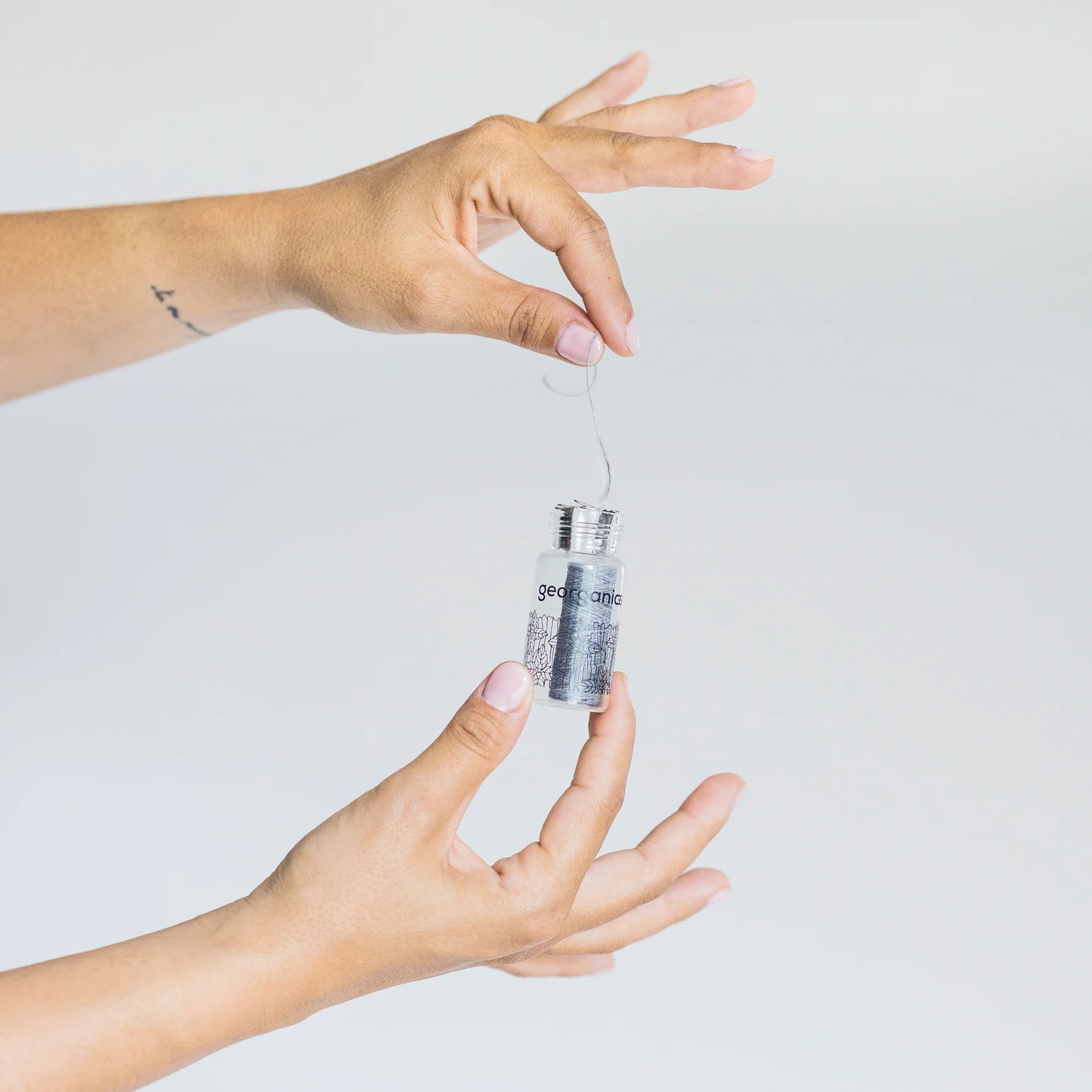 GEORGANICS Zahnseide Aktivkohle mit Fluorid, 50mt